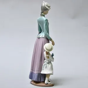Коллекционная Фарфоровая статуэтка «На прогулке. Дама и девочка», Lladro Испания. 