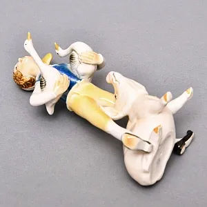 Коллекционная Фарфоровая статуэтка «Мальчик с гусями и поросенком», Karl Ens Германия.