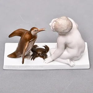 Антикварная Фарфоровая статуэтка «Мальчик, пингвин и краб», ROSENTHAL Германия, первая половина ХХ века.