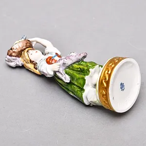 Коллекционная Фарфоровая Статуэтка «Девочка - Торговка рыбой», VOLKSTEDT Германия -50 гг.