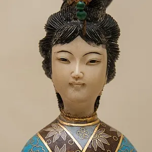 «Девушка в Кимоно» - Статуэтка в технике «Клуазоне» Китай 50 -е годы ХХ века Н - 37 см.