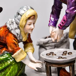 Коллекционная Фарфоровая статуэтка «Жареные каштаны», VOLKSTEDT Германия, середина ХХ века. 