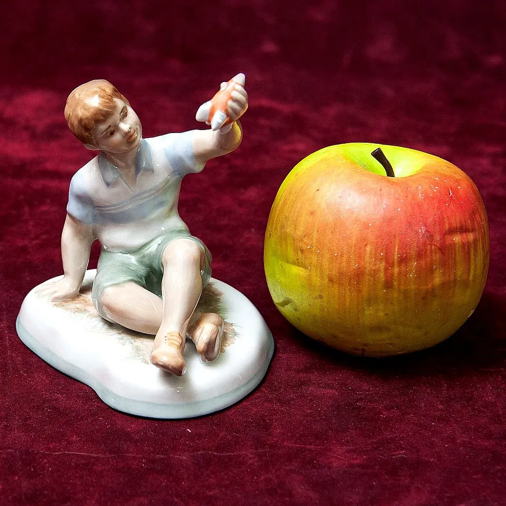 Авторская Коллекционная Фарфоровая Статуэтка «Мальчик с Ракетой», Дулёво Россия.