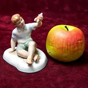 Авторская Коллекционная Фарфоровая Статуэтка «Мальчик с Ракетой», Дулёво Россия.