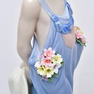 Авторская Фарфоровая статуэтка «Мальчик с цветами», Lladro Испания, 1997 год.