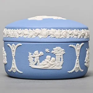 Шкатулка - Бонбоньерка «Античный мотив», фарфор ВЕДЖВУД / WEDGWOOD, Англия, вторая половина ХХ века.