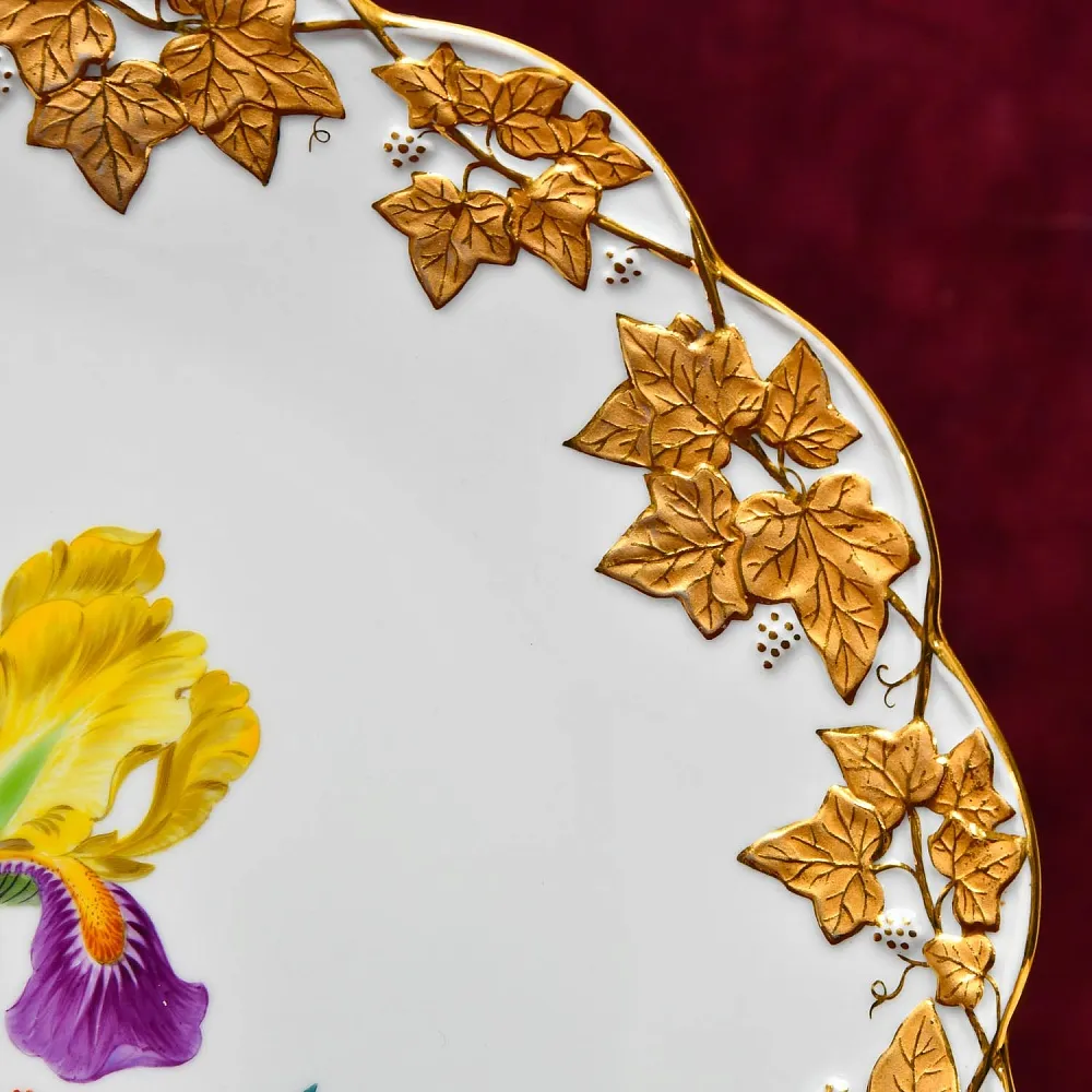 Антикварное Блюдо - Тарелка «ИРИС и ВИНОГРАДНЫЕ ЛИСТЬЯ», Фарфор MEISSEN Германия.