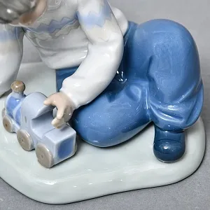 Коллекционная Фарфоровая статуэтка «Мальчик с паровозиком», NAO by Lladro Испания. 
