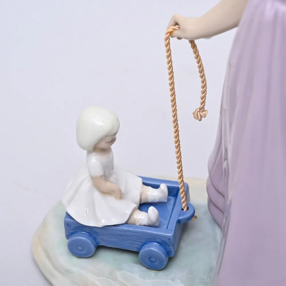 Коллекционная Фарфоровая статуэтка «Девочка с куклой», Lladro Испания, 1978 год.