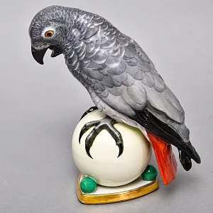 Антикварная Фарфоровая статуэтка «Попугай Жако на шаре», Германия - начало ХХ века.