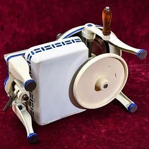 Антикварный Чугунный Ручной Циркулярный Нож  - Слайсер, Alexanderwerk Германия.