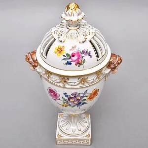 Парные Фарфоровые Вазоны - Вазы с крышками «ПУТТИ», SP Dresden / Potschappel Германия.