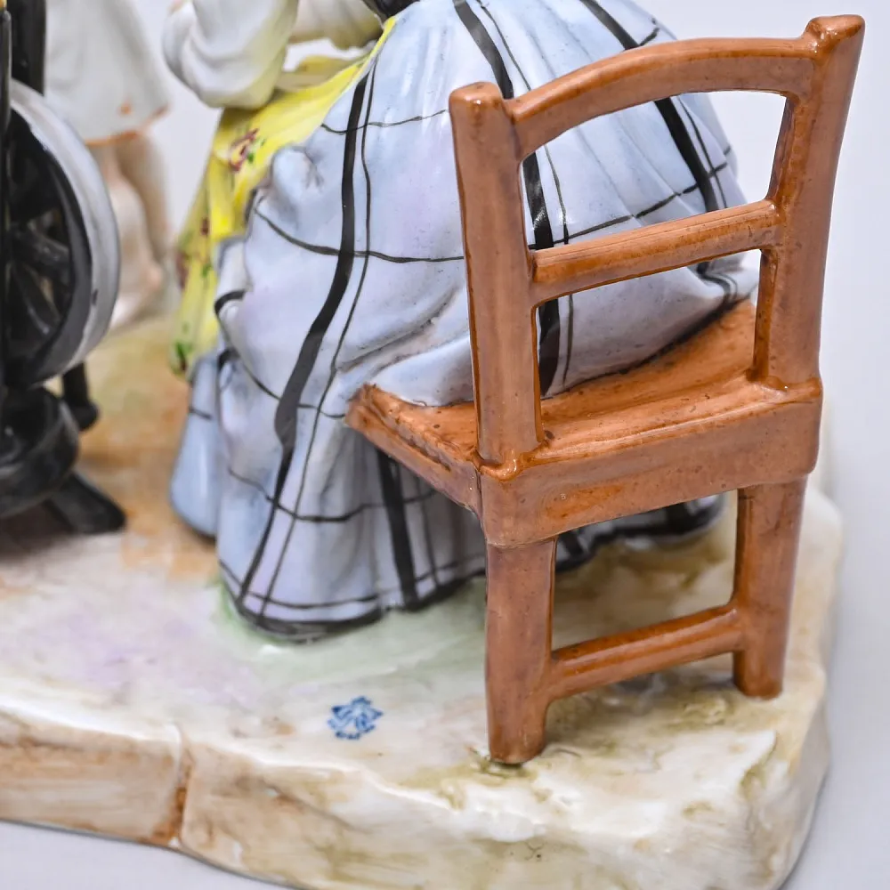 Коллекционная Фарфоровая статуэтка «Папа пришел с работы», VOLKSTEDT Германия, середина ХХ века.