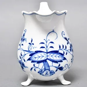 Фарфоровый молочник - сливочник на ножках «Луковый узор», MEISSEN Германия, середина ХХ века. 