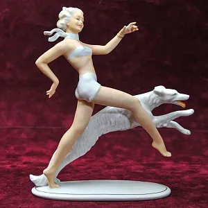 Коллекционная Фарфоровая статуэтка «Девушка с собакой. Бегущие», Schau Bach Kunst Германия - 1953 год.