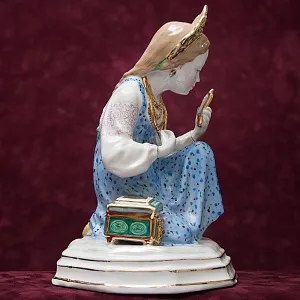 Авторская Фарфоровая статуэтка «Малахитовая шкатулка», СССР Дулево, 50-е года.