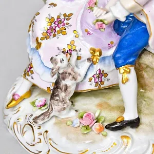 Коллекционная Фарфоровая статуэтка «Свидание. Дама, кавалер и собачка», SITZENDORF Германия.