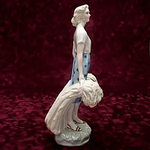 Редкость!!!  Фарфоровая Статуэтка «Девушка со снопами» Рижский ФЗ - CCCР -1956 год.