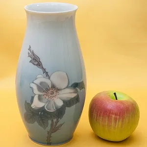 Фарфоровая Ваза «Цветы Шиповника», B&G Copenhagen Porcelain, Дания - 1962-1970гг.