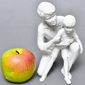 Редкая!!! Коллекционная Фарфоровая Статуэтка «Отец и Сын», Kaiser, Германия -1979 год.