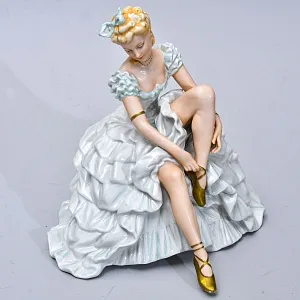 Большая Фарфоровая статуэтка «Балерина, завязывающая пуанты», Н-24 см. Schau Bach Kunst  Германия.