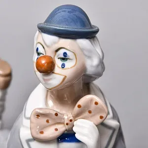 Коллекционная Фарфоровая статуэтка «Клоун в галстуке - бабочке», Casades Испания, вторая половина ХХ века.
