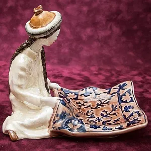 Коллекционная статуэтка - мелочевница «Киргизка с ковром», Фаянс ЗиК Конаково СССР, 1957 год. 