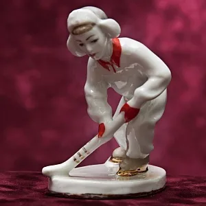 Коллекционная Фарфоровая статуэтка «Юный хоккеист», ЛЗФИ СССР, 1956 - 1967 годы. 
