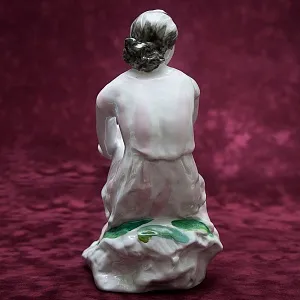 Коллекционная Фарфоровая Статуэтка «На отдыхе - девушка с букетом», ЛФЗ СССР -1963 г