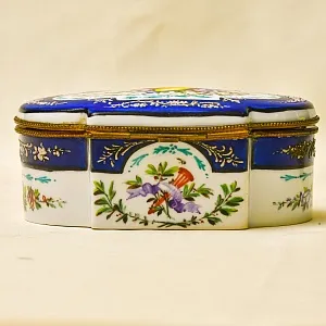 Винтажная Фарфоровая Шкатулка «БУКЕТ С РОЗАМИ», Франция - начало ХХ века.