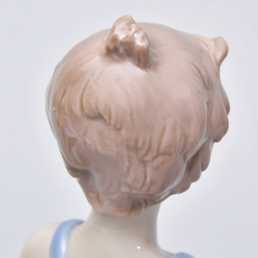 Авторская Фарфоровая статуэтка «Мальчик с цветами», Lladro Испания, 1997 год.