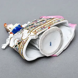 Антикварная статуэтка «Дама - Королевский прием», Фарфор SITZENDORF Германия, 1884 - 1902 годы.