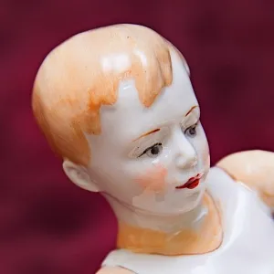 Фарфоровая статуэтка «Мальчик, надувающий мяч», «Красный фарфорист» Чудово, СССР -1956 год. 