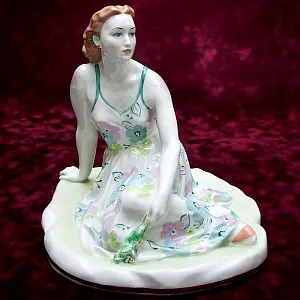 Авторская Фарфоровая Статуэтка «Летний день, Жена писателя А. Толстого» ДФЗ Дулево СССР -1958 год.