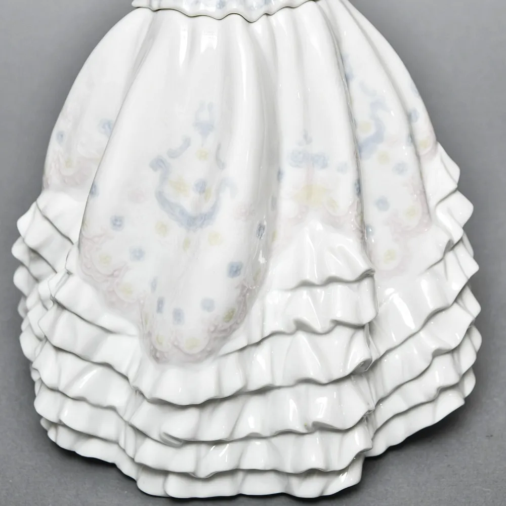 Коллекционная Фарфоровая статуэтка «Девушка в бальном платье», Lladro Испания, 2000 - 2004 годы. 