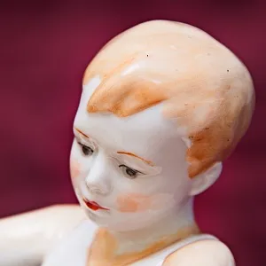 Фарфоровая статуэтка «Мальчик, надувающий мяч», «Красный фарфорист» Чудово, СССР -1956 год. 