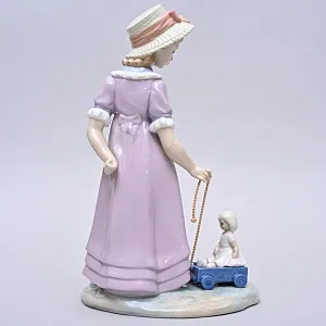 Коллекционная Фарфоровая статуэтка «Девочка с куклой», Lladro Испания, 1978 год.