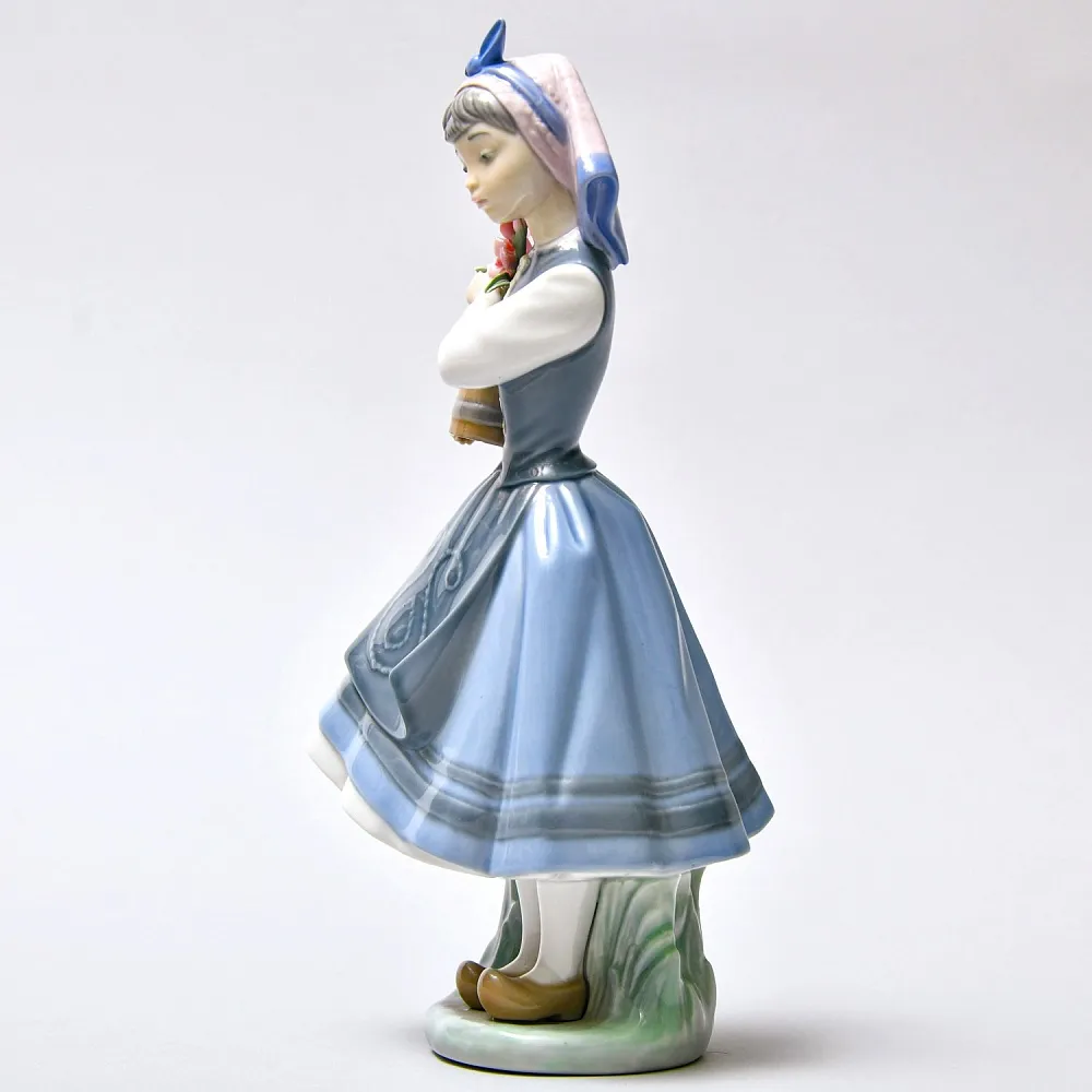 Коллекционная Фарфоровая статуэтка «Голландская Девочка с с цветами», Lladro Испания -1983 год..