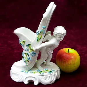 Антикварная Вазочка - Статуэтка «Путти с туфелькой», Фарфор SITZENDORF Германия 1880-1900 годы.