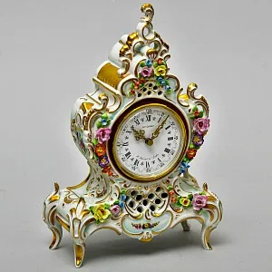 Каминные Кварцевые Часы в стиле Рококо, Фарфор SANDIZELL, Германия 80-е годы ХХ века.