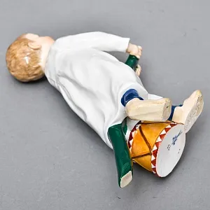 Коллекционная Фарфоровая статуэтка «Дети Хеншеля. Ребёнок с палочкой и барабаном», Meissen Германия.