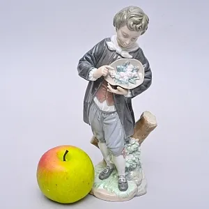 Коллекционная Фарфоровая статуэтка «Мальчик с розами», Lladro Испания, 1971 - 1979 годы.