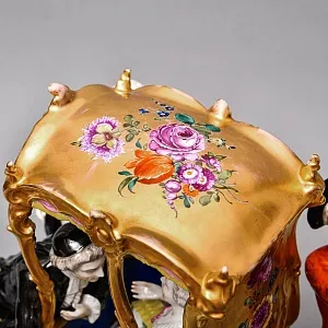 Антикварная Фарфоровая статуэтка «Дама в золотом портшезе», Carl Thieme Германия, 1864 - 1888 годы. 