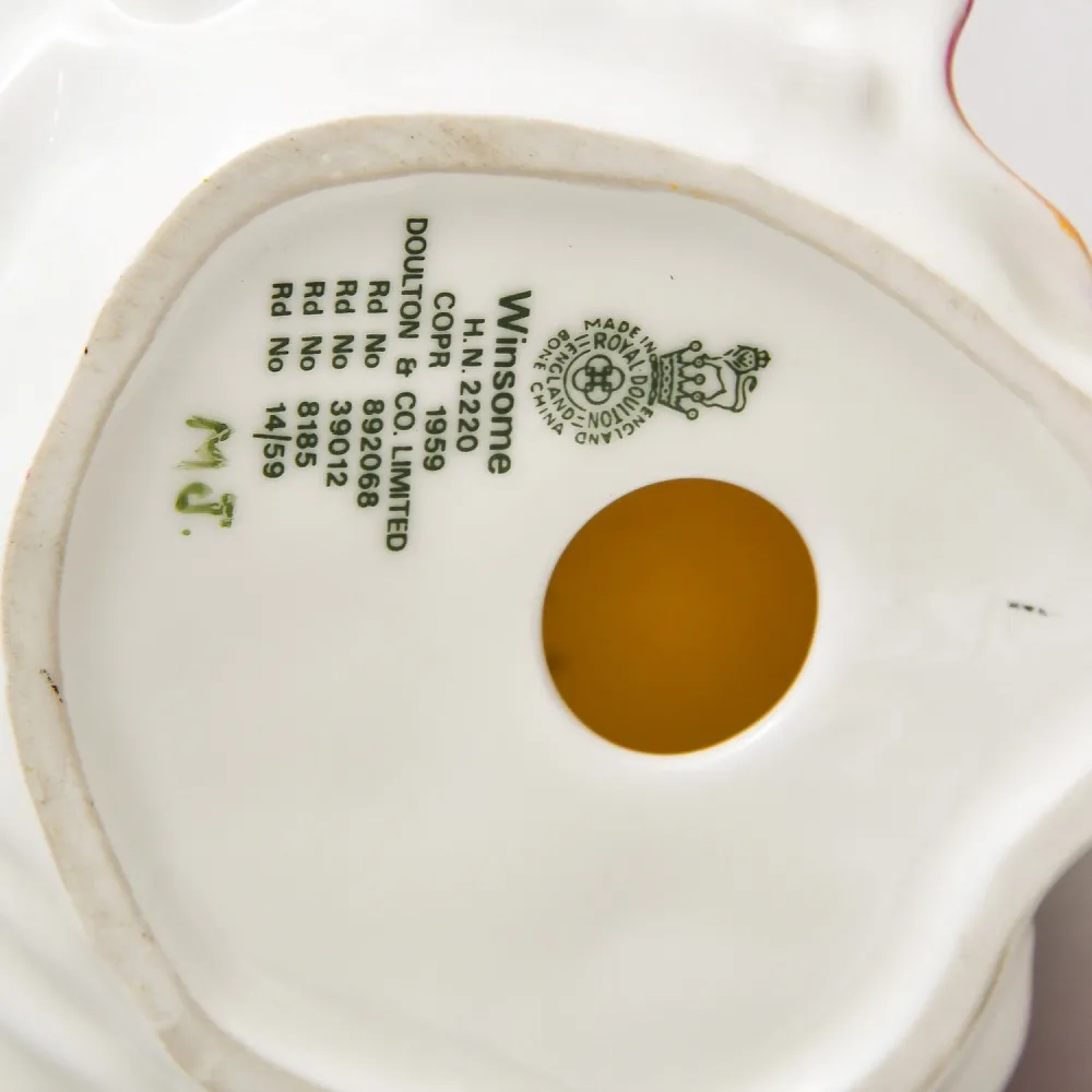 Коллекционная Фарфоровая статуэтка «Девушка с белой шляпкой», Royal Doulton Англия.