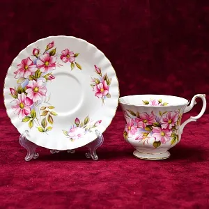 Коллекционная Фарфоровая Чайная пара «ШИПОВНИК», ROYAL ALBERT Англия, вторая половина ХХ века.