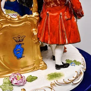 Антикварная Фарфоровая статуэтка «Дама в золотом портшезе», Carl Thieme Германия, 1864 - 1888 годы. 