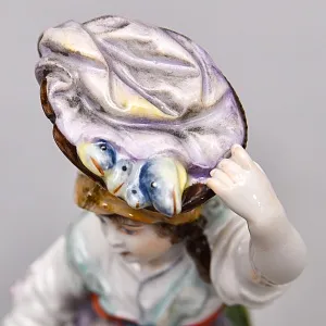 Коллекционная Фарфоровая Статуэтка «Девочка - Торговка рыбой», VOLKSTEDT Германия -50 гг.