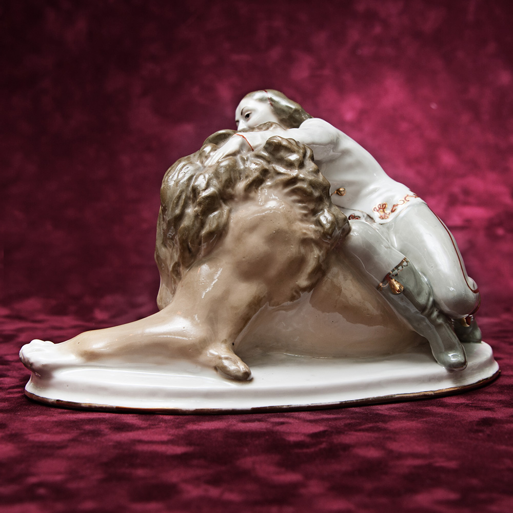 Коллекционная Фарфоровая статуэтка «Укротительница Ирина Бугримова и лев Цезарь», СССР ЛЗФИ, 50-е годы.
