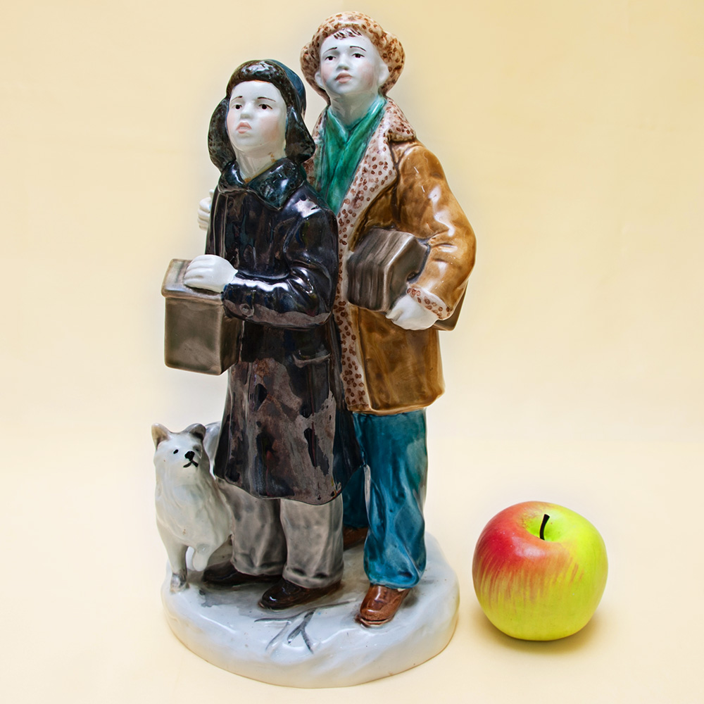 Большая Коллекционная статуэтка «Друзья птиц», Фаянс ЗиК Конаково, СССР - 1955 год.