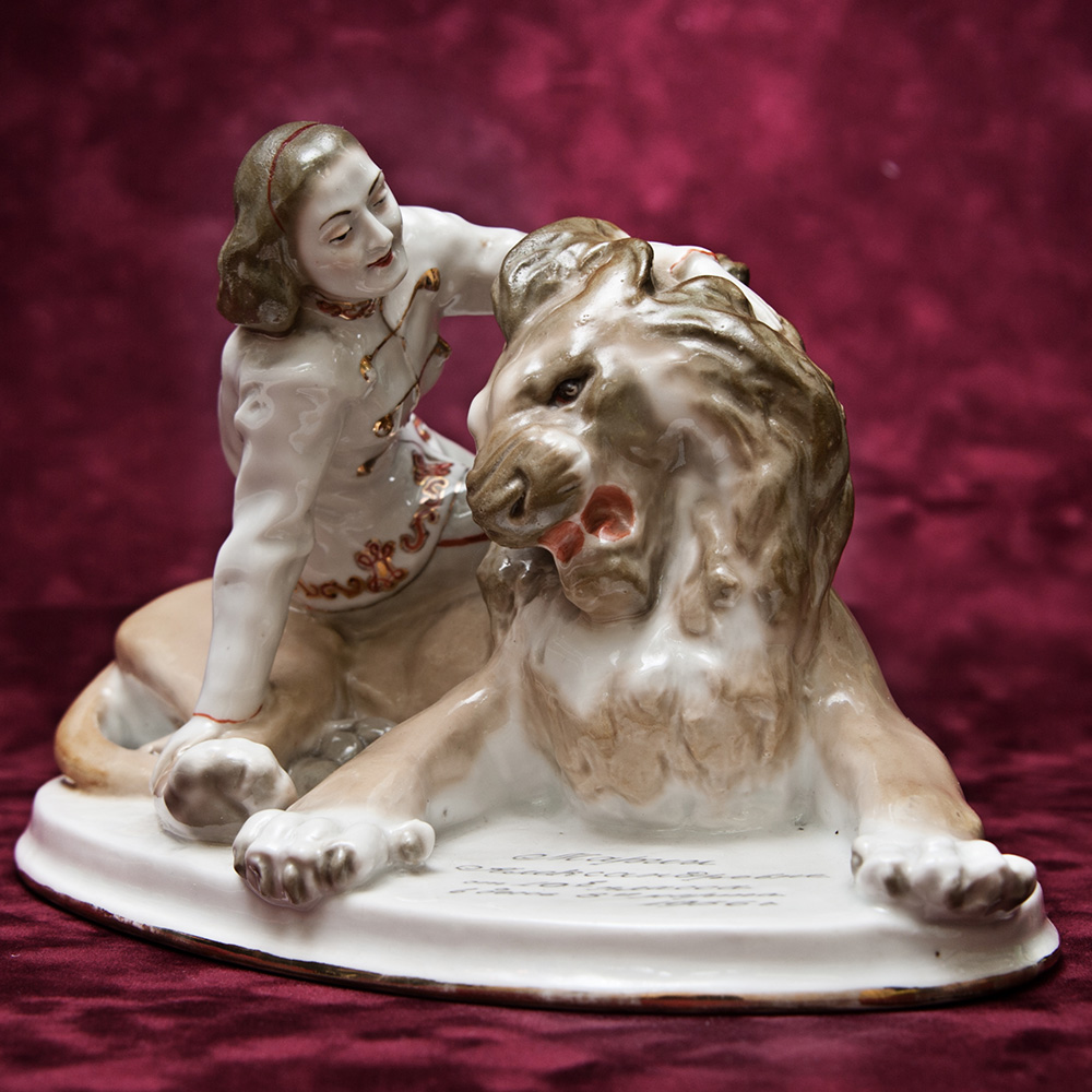  Коллекционная Фарфоровая статуэтка «Укротительница Ирина Бугримова и лев Цезарь», СССР ЛЗФИ, 50-е годы.